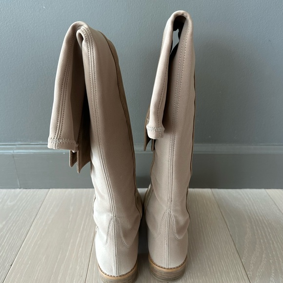 Stuart Weitzman over the new boots in taupe - Picture 3 of 6